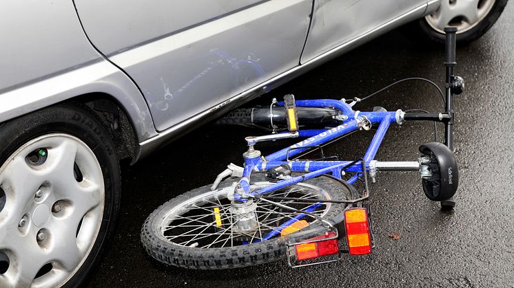 Immer wieder passieren schwere Abbiegeunfälle zwischen Radfahrern, Bussen, Lkw und Pkw. Sehr häufig ist der sogenannte „tote Winkel“ Schuld.   Foto: SIGNAL IDUNA