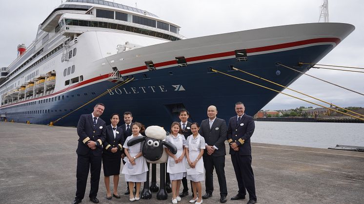 Fred. Olsen Cruise Lines raise £10,000 for St Oswald’s Hospice in Newcastle with Shaun on the Tyne sculpture trail