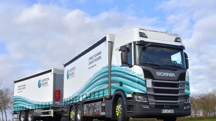 Die Grimmener SpeziTrans & Service GmbH setzt den Scania R 410 LNG für den Transport von Trockeneis ein.