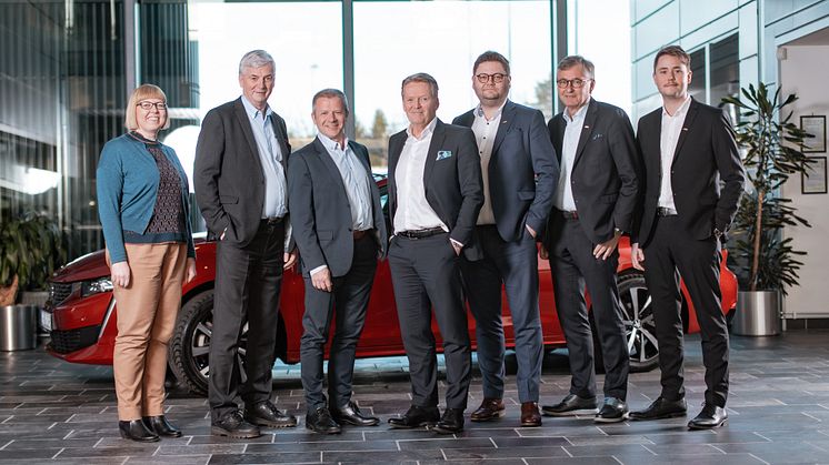 Blir regionale partnere: Anita Jacobsen og Oddvar Antonsen fra Teknisk Bureau, Ole Steinar Østlyngen fra Alta Motorsenter, Bjørn Maarud fra Bertel O. Steen med Alexander Nordvik, Thor Allan Nordvik og Fredrik Nordvik fra Nordvik Gruppen. Foto: Bertel