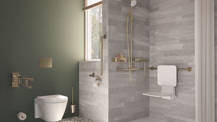 ein barrierefreies Badezimmer mit einer bodenebene Dusche und einem Klappsitz von Hewi in der Dusche