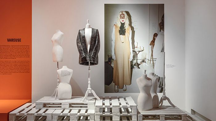 Installationsbild från ”Margiela, åren med Hermès”. Foto: Jean-Baptiste Béranger.