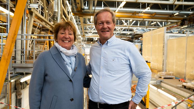 Ordfører Marianne Borgen og sporveissjef Cato Hellesjø er begge strålende fornøyd med nyoppgradert og større hovedverksted for T-banen i Oslo. 