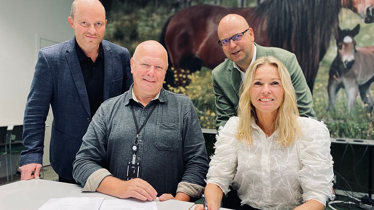 Teknisk sjef i Felleskjøpet Agri, Vebjørn Nilsen (f.v.), landbruksdirektør Bjørn Stabbetorp i Felleskjøpet Agri, teknisk sjef i Ohmia Industry, Michael Bantle, og daglig leder Ann Merethe Lysø Sommerseth i Ohmia Industry under avtalesigneringen.