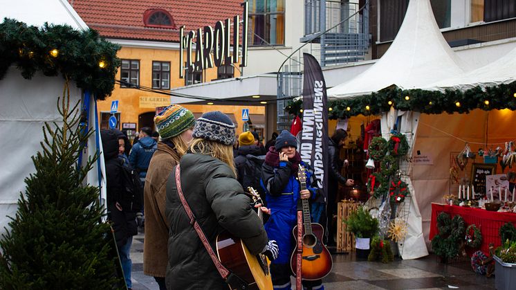 För andra året i rad bjuder Caroli in till en glögg- och grandoftande julvärld. Foto: Eminent reklambyrå