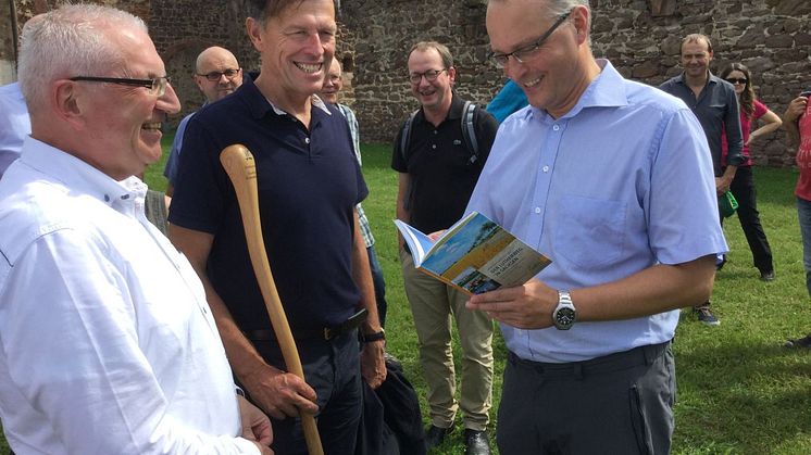 Verbandsdirektor Manfred Böhme, LTV-Präsident Dr. Matthias Rößler und  Landesbischof der Ev.-Luth. Landeskirche Sachsens, Dr. Carsten Rentzing, belesen sich im neuen Lutherweg-Reiseführer "Lutherweg in Sachsen" 