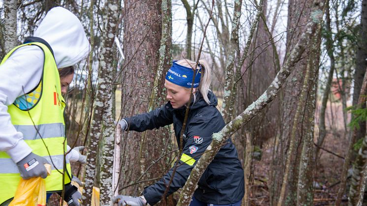 Jonna Sundling i Swe Ski Team och längdskidåkare i Ås IF på skräpjakt i Klara, färdiga, städa! 
