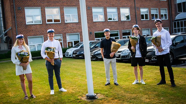 De første HHX studenter modtog mandag deres huer.