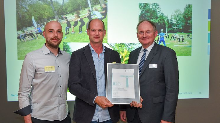 Freuen sich über das Engagement (v. l.): Sven Schmauder und Dirk Strebost, Budo Sportclub, Stadthagen und Dr. Stephan Nahrath, Geschäftsführer WWE.