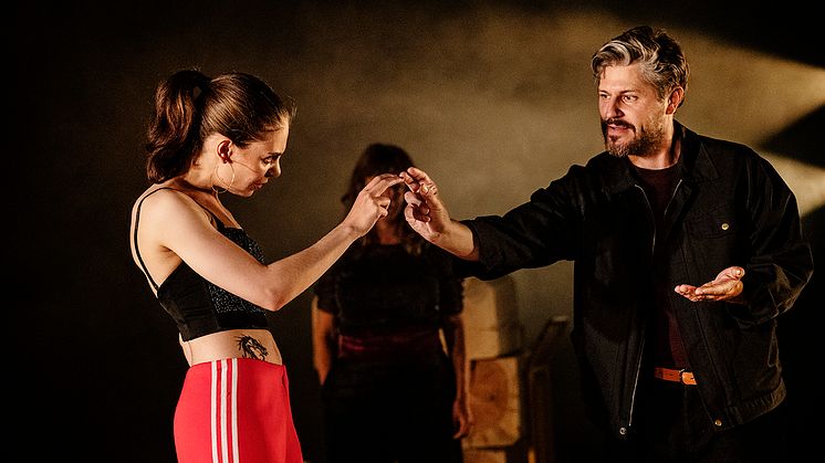 Arina Katchinskaia och Erik Olsson i Halva månen. Nypremiär på Intiman 26 augusti 2022. Foto Emmalisa Pauly
