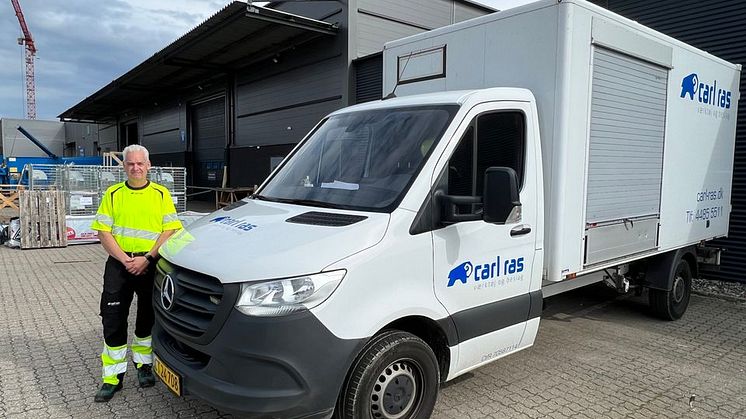 Fra varemodtagelsen til landevejen: Passioneret chauffør fejrer 25-års jubilæum i Carl Ras