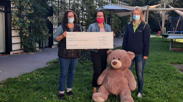 Claudia Burkhardt, Kerstin Stadler, Susann Stolper präsentieren stolz den Spendenscheck
