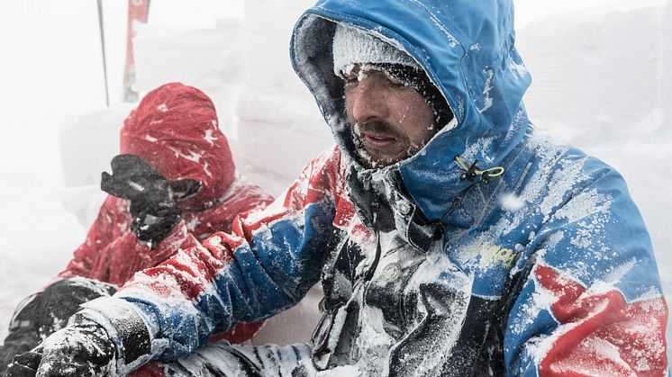 Når vinterfjellet viser seg fra sin verste side gjelder det å ha kunnskapen i orden. Her er tindevegleder Sverre Hjelmeland i Tafjordfjella. Foto: Hans Kristian Krogh Hanssen / Bergans