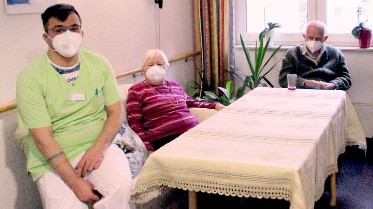 Froh und dankbar über die erste Impfung (von links): Pflege-Auszubildender Patrick Hübner mit Katharina Weckesser und Herbert Nickel, die im hsde-Seniorenzentrum Breslauer Straße in Schwalmstadt leben.