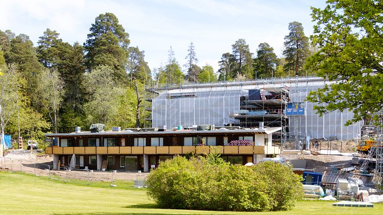 Husen ligger i suterräng. Ett av de övre renoveras medan det nedre väntar på sin tur. Foto: Kjell-Arne Larsson