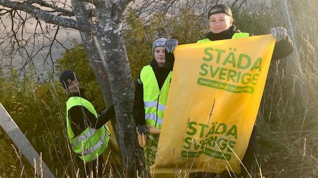 Bostadsstiftelsen Platen och Städa Sverige – Idrottens miljöorganisation samlar närmare 200 idrottsungdomar i centrala Motala för att städa i naturen.