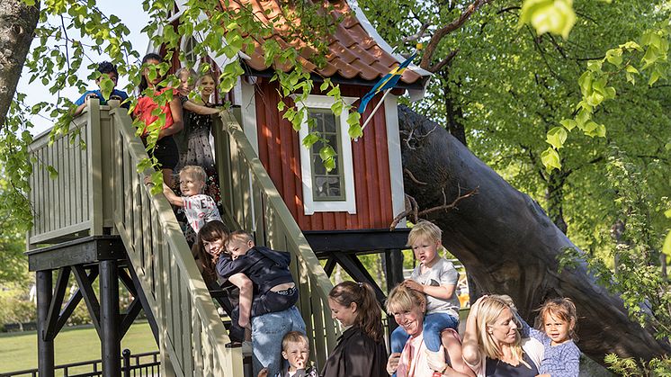 Kö till rutschkanan i Junibackens trädgård