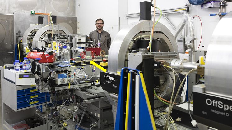 Dr.Luke Clifton vid OffSpec, ett avancerat neutronreflektometer vid ISIS forskningsanläggning vid Harwell i England, som används för att mäta Bax-proteinets växelverkan med membranet (se gula pilen). Bild: STFC (UK)