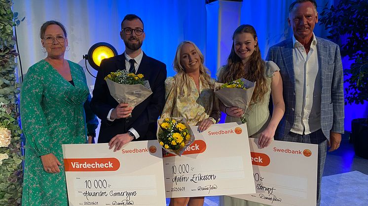 Alexandre Camerlynck, Malin Eriksson och Veronika Strupf i mitten tillsammans med givarna Lena Johansson, Swedbank och Danne Palm, Sparbanksttiftelsen Väst.