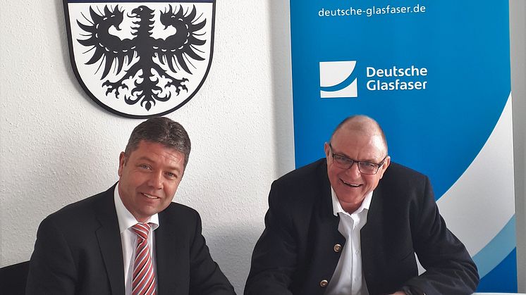 Bürgermeister Peter Felbermeier (links) und Peter Reisinger, Regionalleiter Bayern von Deutsche Glasfaser, unterzeichnen Kooperationsvereinbarung für geförderten Glasfaserausbau
