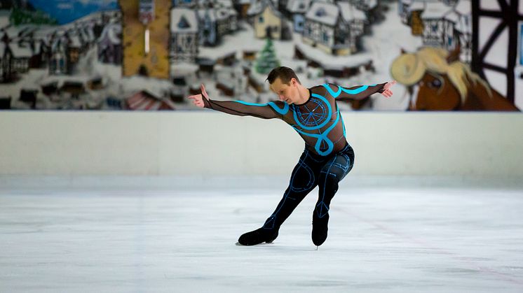 Gaststar Sarah Lombardi stellt mit HOLIDAY ON ICE Hauptdarsteller Wesley Campbell neue Show SUPERNOVA in Frankfurt vor