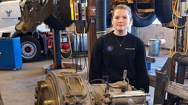 Amanda Almkvist, elev på Ystad Gymnasium, en av framtidens blivande lastbilsmekaniker