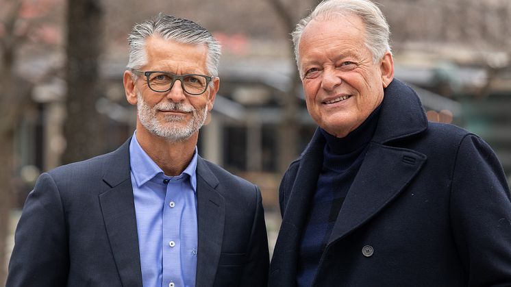 Chairman of the board at Trainor Group, Peter Svarrer (from left) and Hans Otterberg, Distansia CEO  have signed an acquisition. Photo: Erik Svensson
