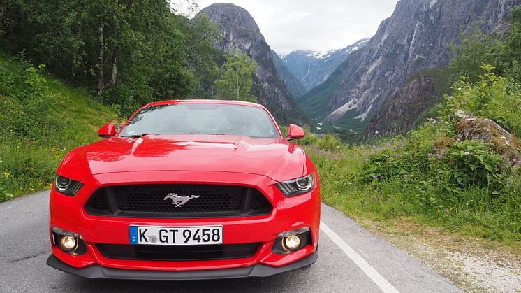 Sett deg bak rattet på nye Ford Mustang V8 på Silverstoneracerbanen i en fantastisk interaktiv video.