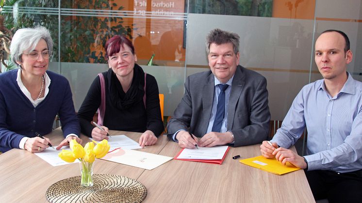 Andrea Wagner-Pinggéra (v.l.), theolgische Geschäftsführerin, Sozialdezernentin Yvonne Dankert, Geschäftsführer Martin Wulff und Robert Steffin, zuständig für die Kostenprüfung im Sozialdezernat, Foto: LK Barnim/Oliver Köhler