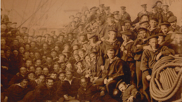 Mandskabet ombord på fregatten Jylland 1885.