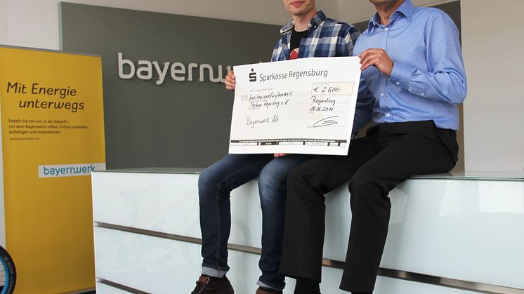 Max Rieder (links) vom Verein Parkour Regensburg und Reimund Gotzel, Vorstandsvorsitzender der Bayernwerk AG, freuen sich über die Partnerschaft.