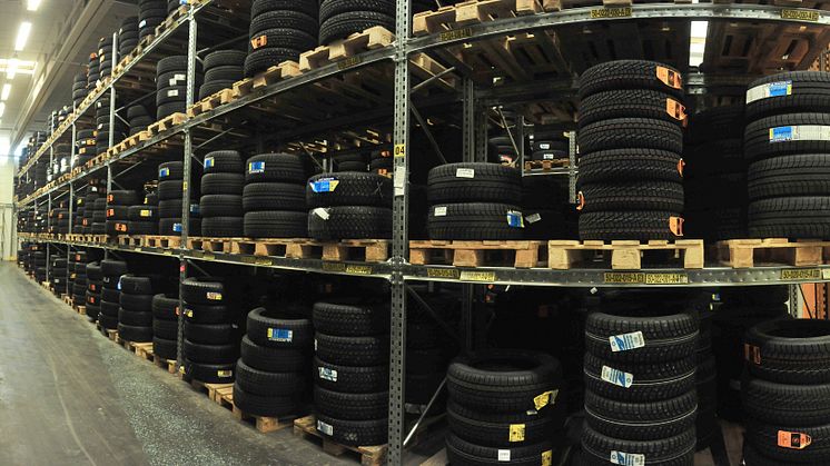 Autoexperten storsatsar på däck 