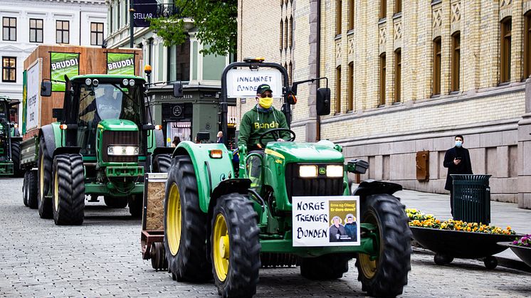 Bøndene har sagt tydelig i fra at inntektene i jordbruket må opp. Her fra aksjon etter brudd i jordbruksoppgjøret i mai i år. Foto: Eryk Oskar Swiergon/NBU.
