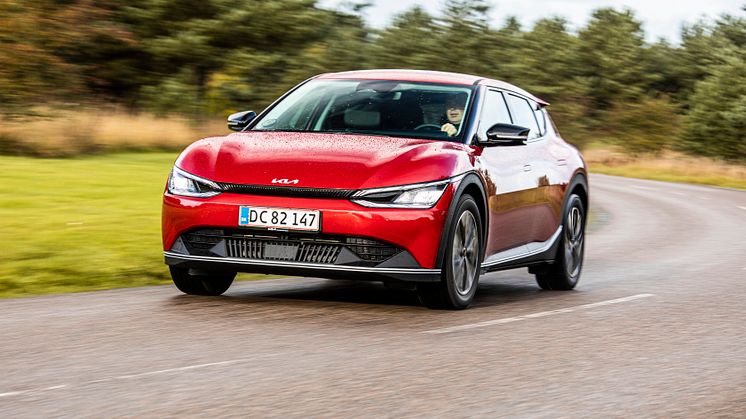 Den meget efterspurgte eldrevne Kia EV6 crossover er med i et stærkt finalefelt til titlen som Årets Bil i Danmark