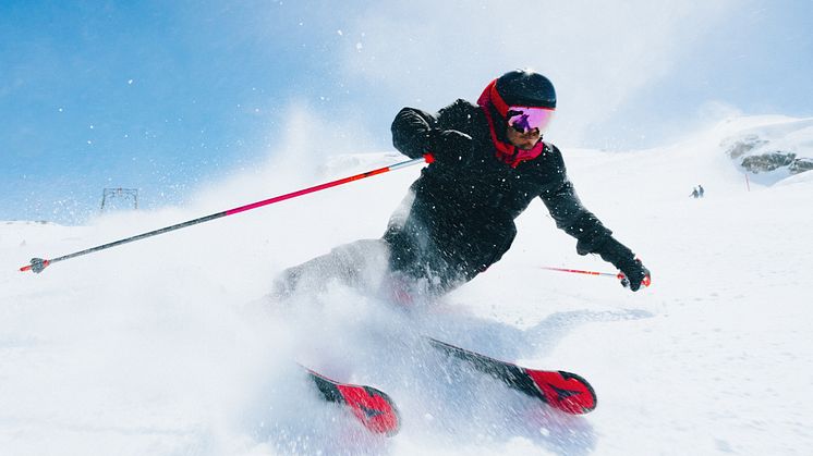 SKI, SKISCHUHE, HELME, UND SKIBRILLEN: DIE NEUE REDSTER-KOLLEKTION VON ATOMIC BRINGT GESCHWINDIGKEIT UND VERTRAUEN AUF PISTE UND RENNSTRECKE 