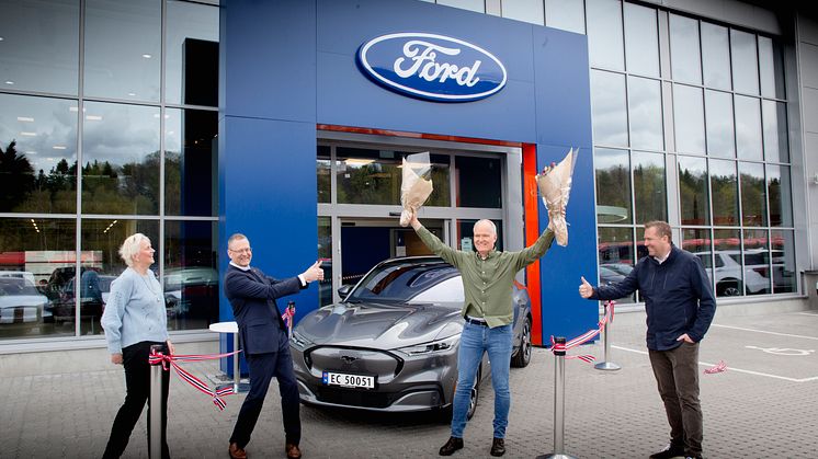 Åpner utlevering av nye Mustang Mach-E til kunder over hele Norge. Fv. informasjonsdirektør Anne Sønsteby, adm.dir i Ford Motor Norge, Per Gunnar Berg, Norges første Mustang Mach-E kunde Einar flåte og adm. dir i RøhneSelmer Kjetil Hagestande