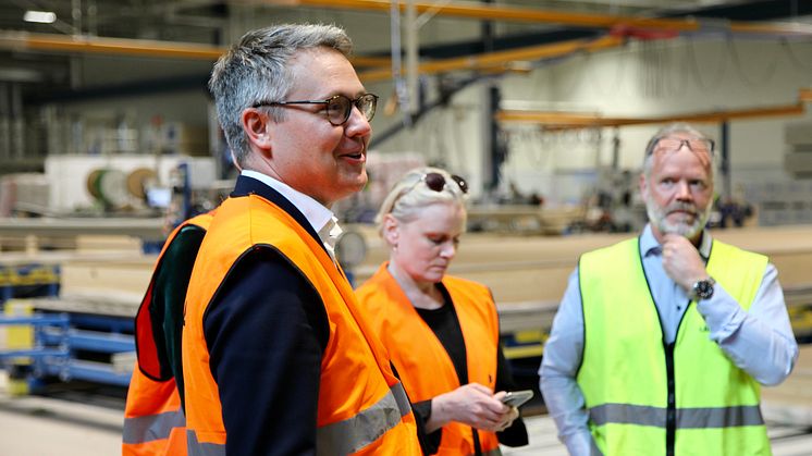 Bostadsminister Johan Danielsson på besök i Lindbäcks fabrik. 