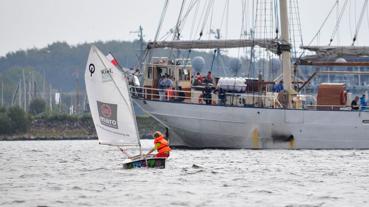 Opti vor Traditionssegler