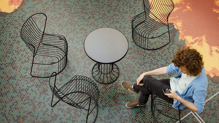 Stolen Kaskad firar 10 år i samband med Paris Design Week och blir ett bestående inslag i slottsträdgården på Svenska Institutet.