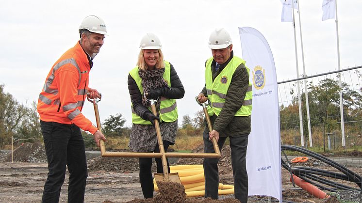 En köpare samt en representant från entreprenören PEAB hjälpte HSB Malmös ordförande Claes Caroli (t h) att svinga spaden. 