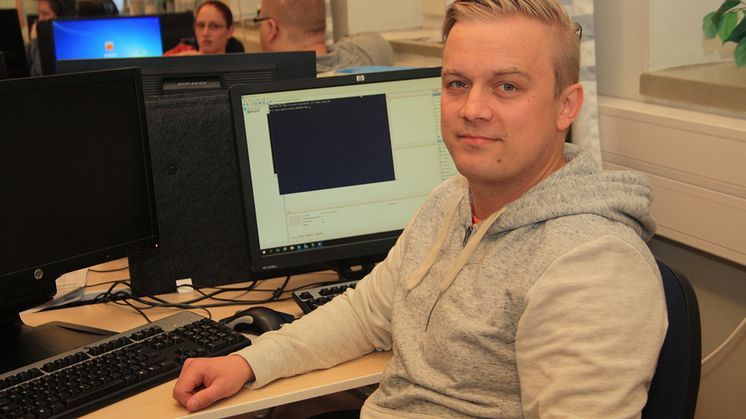Microsoft-certifikat är det som Antti Vuoti håller på att skaffa sig. Dessa är förutsättningen för det nya arbetet. Någon annan kan däremot skaffa sig certifikat inom Linux.  
