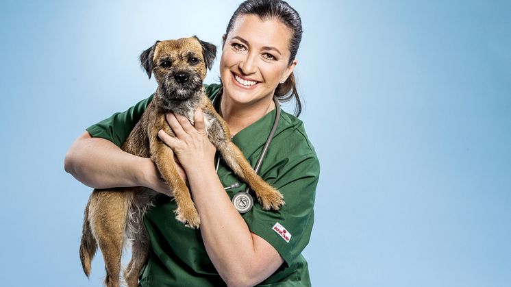 Veterinär Marie Jury , med sin hund Bettan. Pressbild SVT ”Foto: Magnus Liam Karlsson /SVT”