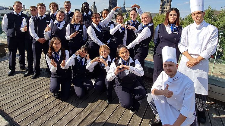Herzchen und Daumen hoch zum Start in die Ausbildung: Wie hier im Maritim Hotel Köln haben auch an allen anderen deutschen Maritim Standorten zahlreiche junge Menschen ihre Berufsausbildung begonnen.