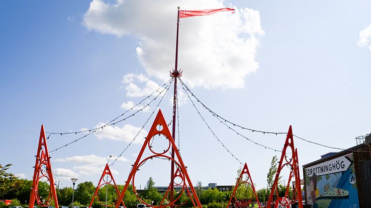 Kronan med flagga intill Drottninghögs torg