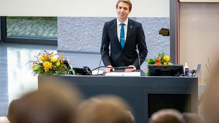 Jakub Dlouhy erhielt den mit 1.000 Euro dotierten DAAD-Preis im Rahmen der feierlichen Verabschiedung der Absolventinnen und Absolventen am 13. November 2021. (Bild: Ulf Büschleb)