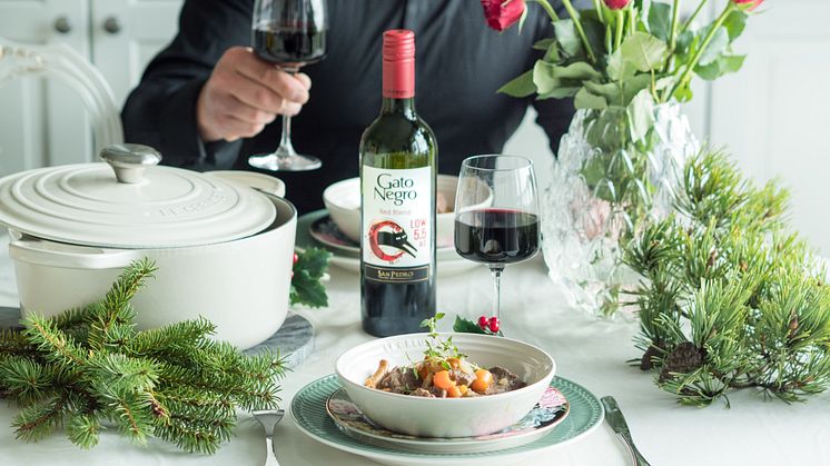Rakastettua kissaviiniä saa nyt myös kevyempänä versiona, kun Gato Negro Red Blend 5,5% on saatavana päivittäistavarakaupoista. Kuva: Sari Spåra