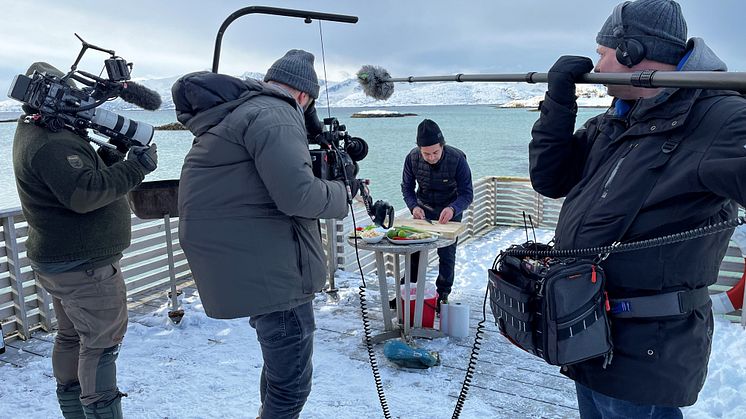 Markus Aujalay lagar mat i Sommarøy utanför Tromsø. Foto: Charlotte Rapp
