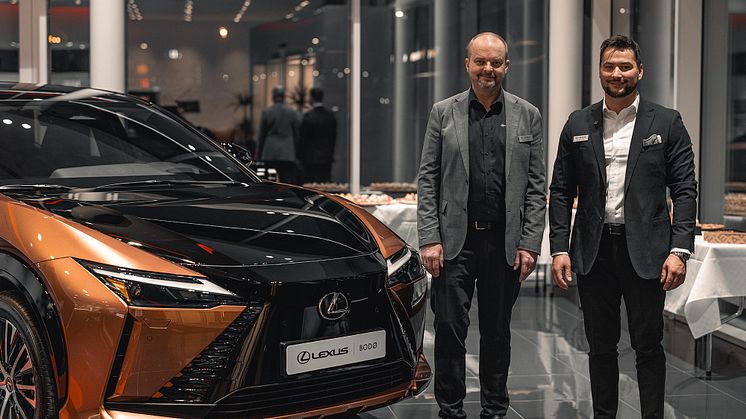 Bodø: Ørjan Jakobsen (t.v) og Morten Teksnes (t.h) fra Lexus Bodø. Foto: Drone Nord. 