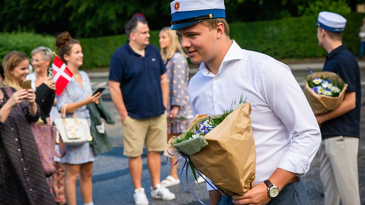 De første HHX studenter modtog mandag deres huer.