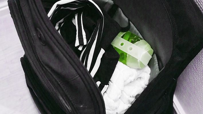 Bathbuddy håller schampoflaskan stängd i väskan